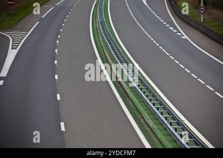 Autobahn durch Frankreich im Sommer Stockfoto