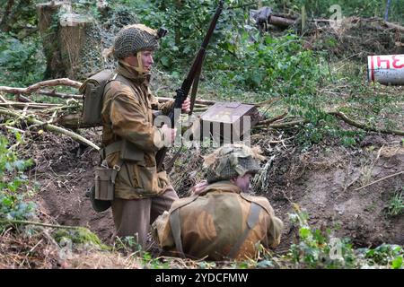 Siegesshow, leicester, Großbritannien, August 2024. Darsteller auf dem Schlachtfeld, die einen Scheinkampf mit Explosionen, Schüssen und Fahrzeugen inszenieren. Stockfoto