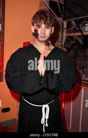 Sinan Movez bei der Hogarts x Denise Merten Halloween Party im Hogarts Circus Caffee. Berlin, 25.10.2024 *** Sinan Movez bei den Hogarts x Denise Merten Halloween Party bei Hogarts Circus Caffee Berlin, 25 10 2024 Foto:Xn.xKubelkax/xFuturexImagex halloweenparty 4053 Stockfoto