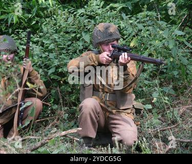 Siegesshow, leicester, Großbritannien, August 2024. Darsteller auf dem Schlachtfeld, die einen Scheinkampf mit Explosionen, Schüssen und Fahrzeugen inszenieren. Stockfoto