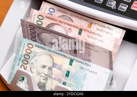 Armenisches Geld - Drag in der Zählmaschine Stockfoto