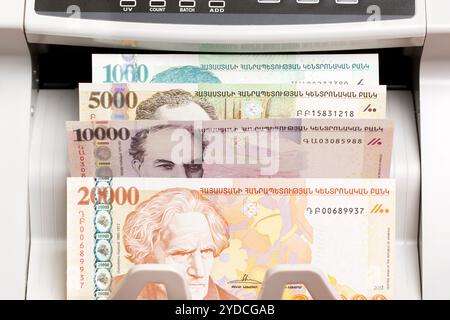 Armenisches Geld - Drag in der Zählmaschine Stockfoto
