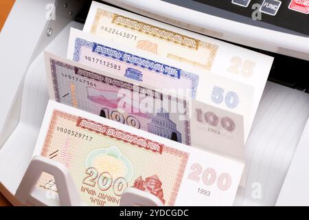 Altes armenisches Geld - DRAM in der Zählmaschine Stockfoto