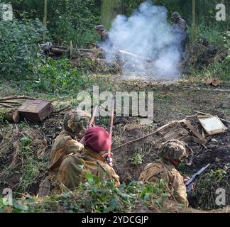 Siegesshow, leicester, Großbritannien, August 2024. Darsteller auf dem Schlachtfeld, die einen Scheinkampf mit Explosionen, Schüssen und Fahrzeugen inszenieren. Stockfoto