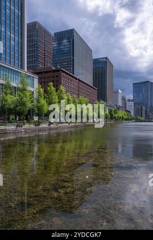 Blick auf den Marunouchi Business Park mit modernen Wolkenkratzern und Bürogebäuden im Stadtzentrum am 16. Juni 2023 in Tokio, Japan Stockfoto