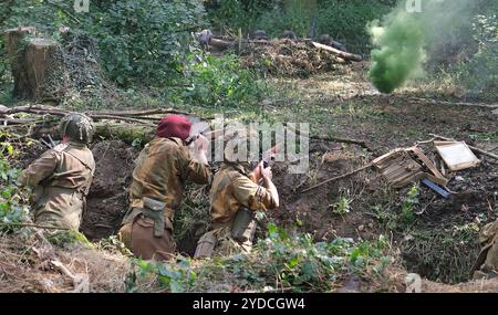 Siegesshow, leicester, Großbritannien, August 2024. Darsteller auf dem Schlachtfeld, die einen Scheinkampf mit Explosionen, Schüssen und Fahrzeugen inszenieren. Stockfoto