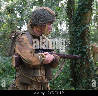 Siegesshow, leicester, Großbritannien, August 2024. Darsteller auf dem Schlachtfeld, die einen Scheinkampf mit Explosionen, Schüssen und Fahrzeugen inszenieren. Stockfoto