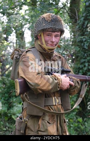 Siegesshow, leicester, Großbritannien, August 2024. Darsteller auf dem Schlachtfeld, die einen Scheinkampf mit Explosionen, Schüssen und Fahrzeugen inszenieren. Stockfoto