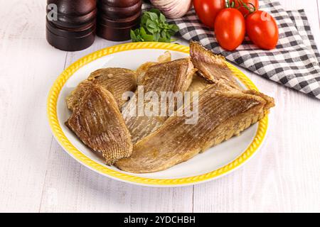 Gebackene Stachelrochen mit Öl und Gewürzen Stockfoto