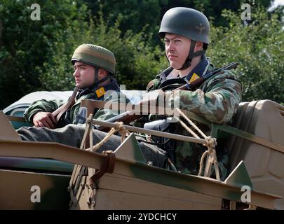 Siegesshow, leicester, Großbritannien, August 2024. Darsteller auf dem Schlachtfeld, die einen Scheinkampf mit Explosionen, Schüssen und Fahrzeugen inszenieren. Stockfoto