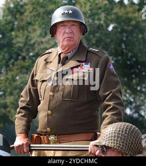 Siegesshow, leicester, Großbritannien, August 2024. Darsteller auf dem Schlachtfeld, die einen Scheinkampf mit Explosionen, Schüssen und Fahrzeugen inszenieren. Stockfoto