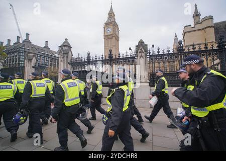 Westminster, London, UK. 26 . Oktober 2024 . Die Polizei wird in der Nähe von Whitehall zahlreich eingezogen, da Tausende rechtsextremer Anhänger erwartet werden, an einer geplanten Tommy Robinson-Kundgebung in der Downing Street teilzunehmen. Tommy Robinson, alias Stephen Yaxley-Lennon, wird nicht anwesend sein und wurde in Haft-Credit entlassen. Amer Ghazzal/Alamy Live News Stockfoto