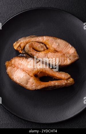 Köstlicher roter Lachs oder Forellenfisch gegrillt mit Gewürzen und Kräutern Stockfoto