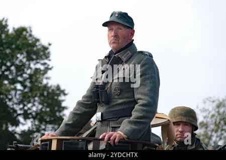 Siegesshow, leicester, Großbritannien, August 2024. Darsteller auf dem Schlachtfeld, die einen Scheinkampf mit Explosionen, Schüssen und Fahrzeugen inszenieren. Stockfoto