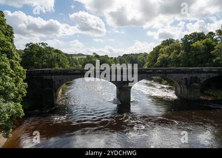 Gauner o' Lune in Lancashire, Nordengland. Ein beliebter Ort für Spaziergänge, an dem sich der Fluss Lune in eine Hufeisenform mündet, die von Brücken überspannt wird. Stockfoto