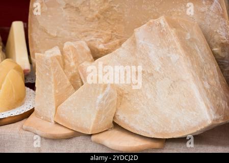 Parmesankäse auf dem Markt im Freien Stockfoto