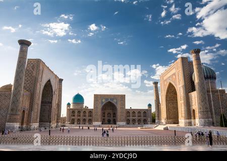 Samarkand, Usbekistan - 5. Juli 2024: Die drei Portale mit ihren Madrasas im Registan Samarkand bei Sonnenuntergang Stockfoto