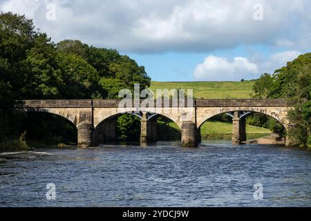 Gauner o' Lune in Lancashire, Nordengland. Ein beliebter Ort für Spaziergänge, an dem sich der Fluss Lune in eine Hufeisenform mündet, die von Brücken überspannt wird. Stockfoto