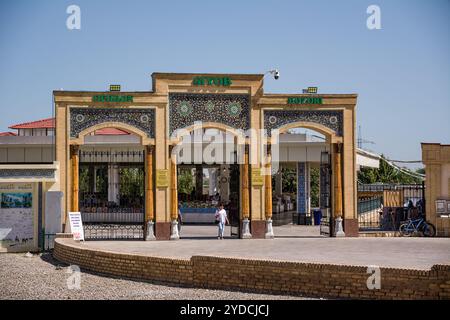 Samarkand, Usbekistan - 6. Juli 2024: Eingangsportal zum Samarkand-Basar Stockfoto