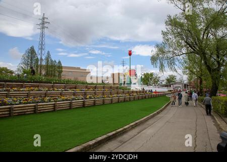 Die Stadt Tonami ist einer der führenden Hersteller von Tulpenzwiebeln. Das jährliche Tulpenfest findet jedes Jahr von Ende April bis Anfang Mai im Tonami Tulip Park statt. Die Tulpenmesse zeigt etwa 3 Millionen Tulpen, die in 600 verschiedenen Sorten in verschiedenen Farben und Sorten blühen, die bis ins Auge gefasst werden. Auf der Messe gab es einen 5 Meter hohen Tulpenbaum, schwimmende Tulpenschoten im Wasser, eine Tulpenförmige Aussichtsplattform, eine riesige Tulpenmauer und Gärten im niederländischen Stil. Das Hauptblumenbeet ist mit 210.000 Tulpen gefüllt, die alle in der Region angebaut werden. Das Festival zieht jährlich Tausende von Besuchern an Stockfoto
