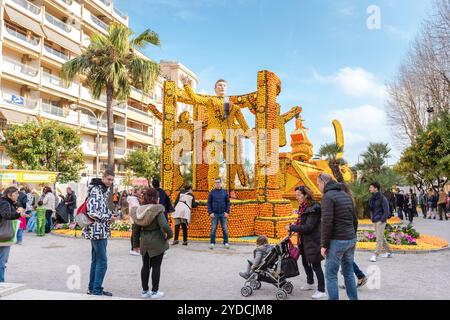 FRANKREICH, MENTON - 18. FEBRUAR: 84. Lemon Festival (Fete du Citron) in Menton an der französischen Riviera. Riesige Zitruskonstruktionen aus Zitronen und Stockfoto