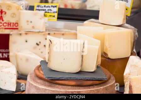 Brocken verschiedener Käsesorten auf einem lokalen europäischen Markt Stockfoto