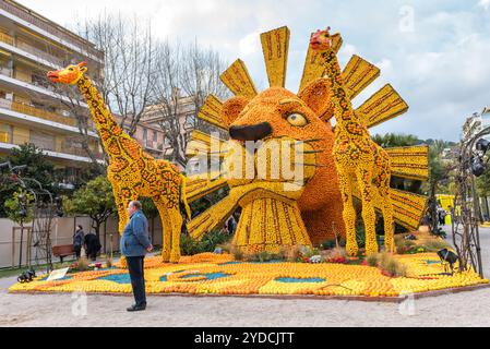 FRANKREICH, MENTON - 18. FEBRUAR: 84. Lemon Festival (Fete du Citron) in Menton an der französischen Riviera. Riesige Zitruskonstruktionen aus Zitronen und Stockfoto