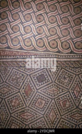 Trier Deutschland 3. Oktober 2024 Rheinisches Landesmuseum Trier, archäologisches Museum. Ausstellungen römischer Antiquitäten. Geometrische Muster n.b., Fotos, die mit Genehmigung der Museumsbehörden nach Vorlage des Presseausweises aufgenommen wurden. Stockfoto