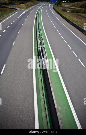 Autobahn durch Frankreich im Sommer Stockfoto