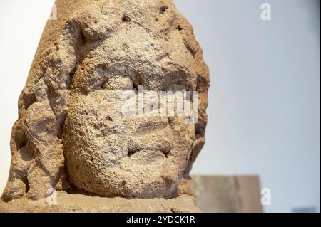 Trier Deutschland 3. Oktober 2024 Rheinisches Landesmuseum Trier, archäologisches Museum. Ausstellungen römischer Antiquitäten. Fruchtbarkeitsgott Attis n.b., Fotos, die mit Erlaubnis der Museumsbehörden nach Vorlage des Presseausweises aufgenommen wurden. Stockfoto