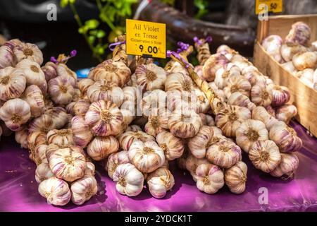 Knoblauchsträucher auf einem Bauernmarkt Stockfoto