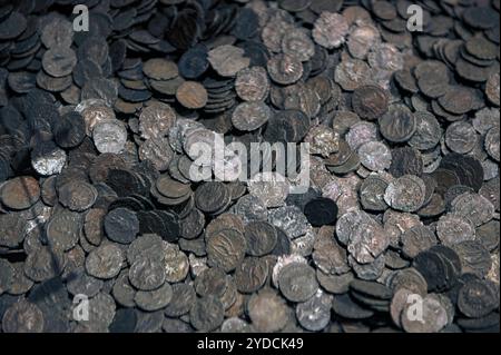 Trier Deutschland 3. Oktober 2024 Rheinisches Landesmuseum Trier, archäologisches Museum. Römische Münzen in Kattenes n.b., Fotos, die mit Genehmigung der Museumsbehörden nach Vorlage des Presseausweises aufgenommen wurden. Stockfoto