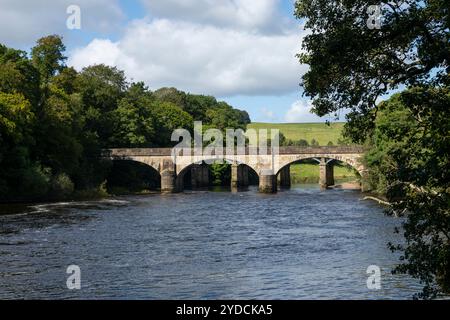 Gauner o' Lune in Lancashire, Nordengland. Ein beliebter Ort für Spaziergänge, an dem sich der Fluss Lune in eine Hufeisenform mündet, die von Brücken überspannt wird. Stockfoto