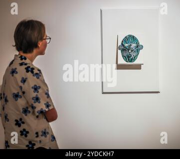 Firstsite Gallery, Colchester, Großbritannien. Oktober 2024. Falschwald, Keramik. Neben der Carington-Ausstellung werden Werke der britischen Malerin Jessie Makinson gezeigt, die in ihrem Surrealismus von Werken von Leonora Carrington beeinflusst wurde, vom .26. Oktober bis 23. Februar 2025.Paul Quezada-Neiman/Alamy Live News Credit: Paul Quezada-Neiman/Alamy Live News Stockfoto