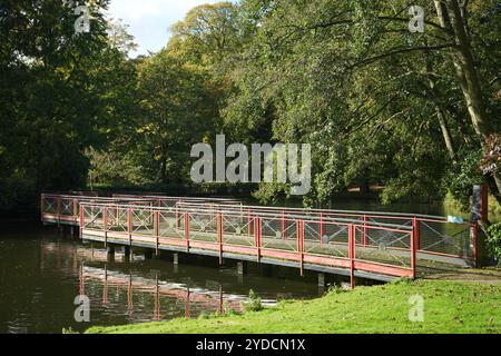 Die Cascade Gardens Bridge in Leeds Castle. Stockfoto