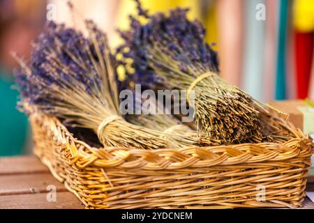 Lavendel Trauben verkaufen in einer im französischen Markt Stockfoto