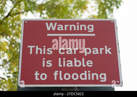 Ham, Richmond-upon-Thames, Surrey, Großbritannien. Oktober 2024. Ein Warnschild für Autofahrer auf einem Parkplatz neben der Themse, dass die Themse überschwemmt werden kann. Kredit: Maureen McLean/Alamy Stockfoto