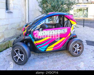 Renault Twizy zweisitziges Elektro-Mikroauto mit BMGoodies-Werbung - Tours, Indre-et-Loire (37), Frankreich. Stockfoto