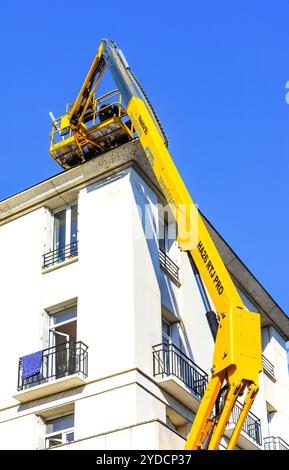 Haulotte Diesel-Gelenkausleger HA26 RTJ pro erweitert für Dacharbeiten am Gebäude - Tours, Indre-et-Loire (37), Frankreich. Stockfoto