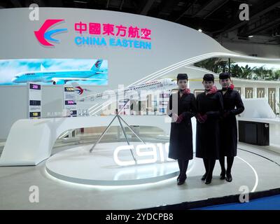 PEKING, CHINA - 26. OKTOBER 2024 - das Publikum besuchte den Stand der China Eastern Airlines auf der 2. CATA Aviation Conference in Peking, China am Oktober Stockfoto