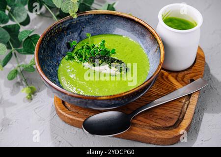 Brokkoli, Spinatcremesuppe in einer Schüssel Stockfoto