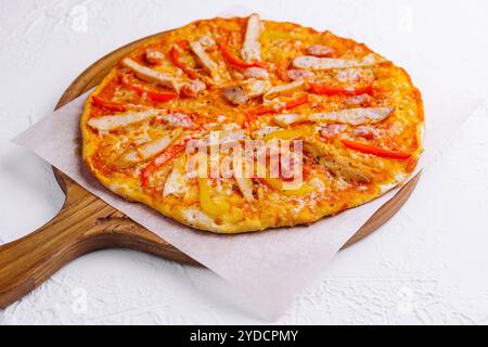 Bayerische Pizza mit geräucherten Würstchen isoliert Stockfoto