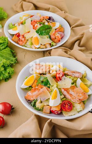 Huhn und Garnelen caesar Salat von oben Stockfoto