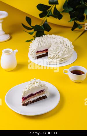 Mehrlagiger Mousse-Kuchen und Teetasse Stockfoto