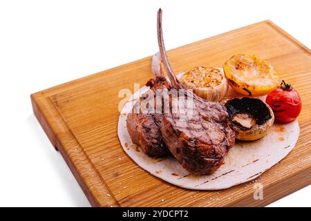 Gegrillte Lammkoteletts auf Holzbrett mit Kräutern und Gewürzen Stockfoto