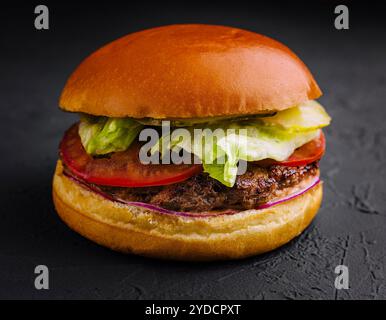 Burger mit Rinderschnitzel und frischem Gemüse Stockfoto