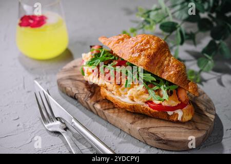 Frisches Sandwich mit Speck und Rührei Stockfoto