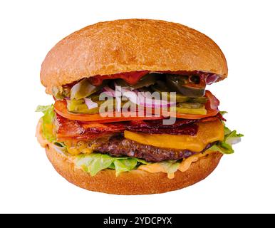 Burger mit Rindfleisch, Tomaten, Käse, Speck und Salat isoliert Stockfoto