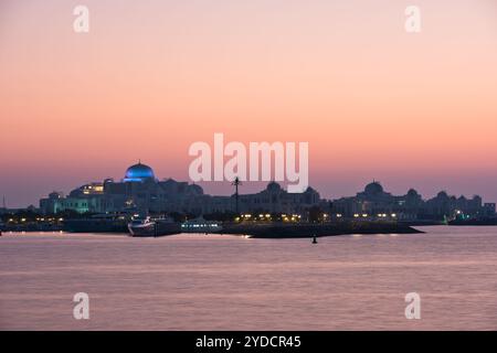 Laguna und Präsidentenpalast in Abu Dhabi VAE Stockfoto