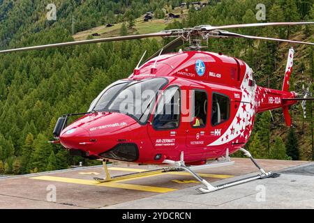 Air Zermatt in Zermatt, Wallis, Schweiz. Helikopter Bell 429 am Zermatt Heliport. Schweizer Fluggesellschaft, Helikopterrettung, Sightseeing und Transport. Stockfoto